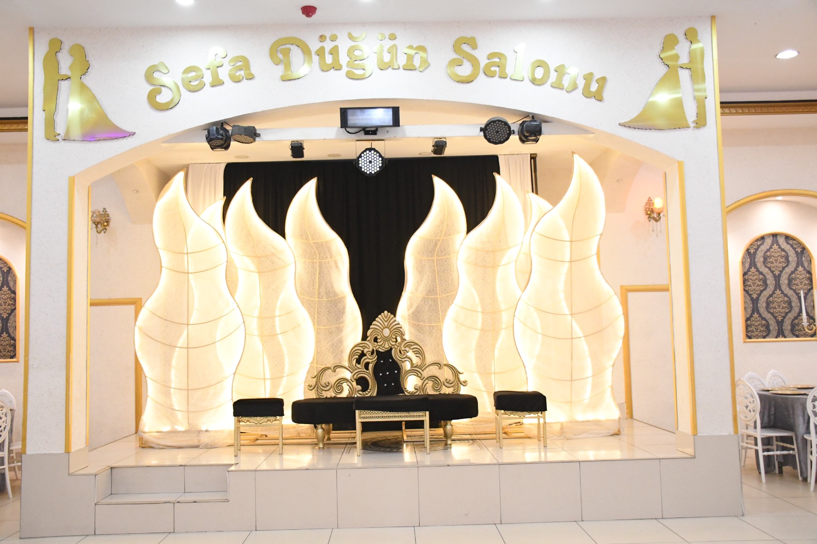Işıklı alev panolu sahne
