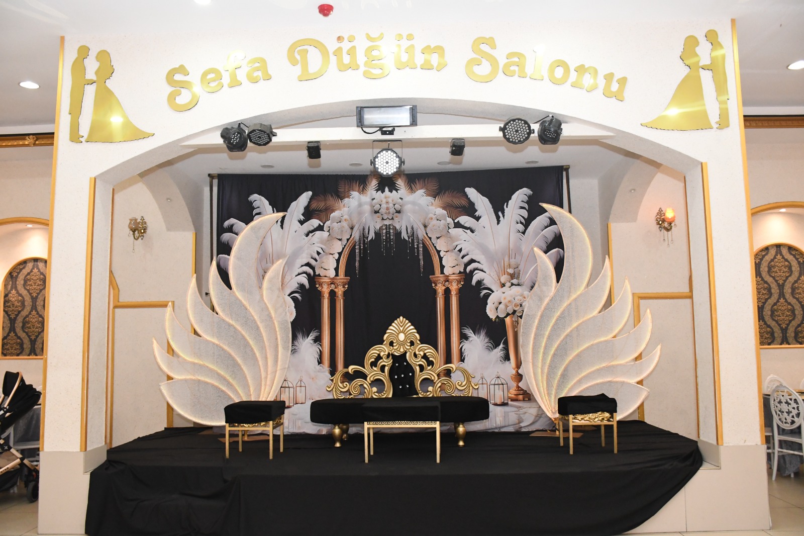 Kuğu konseptli gelin-damat sahnesi