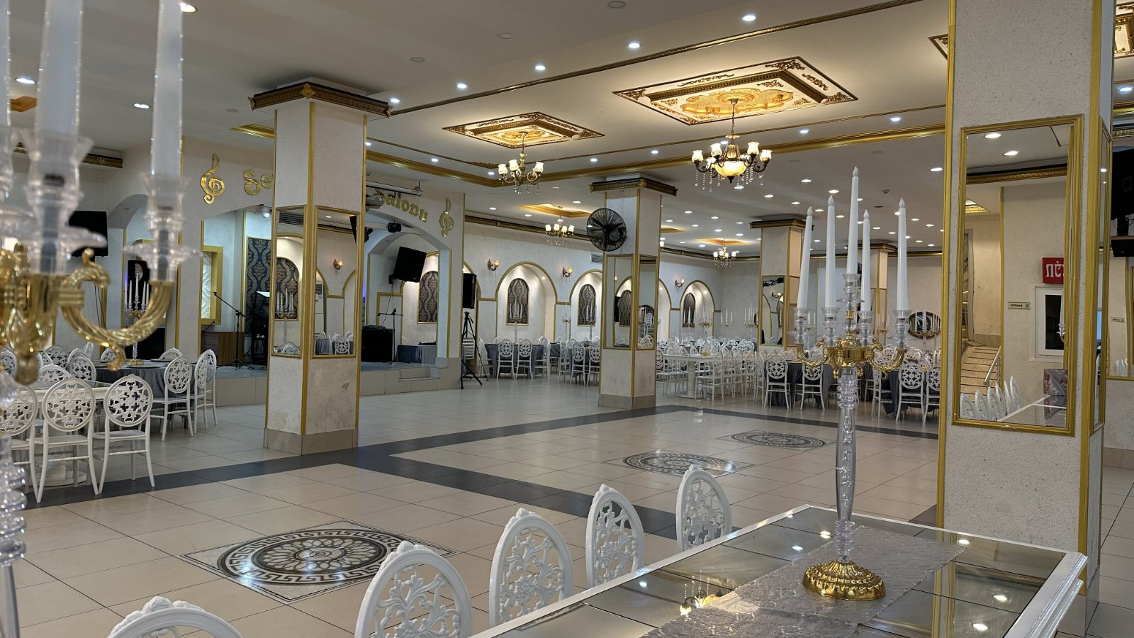 Şamdanlı masalar ve salon