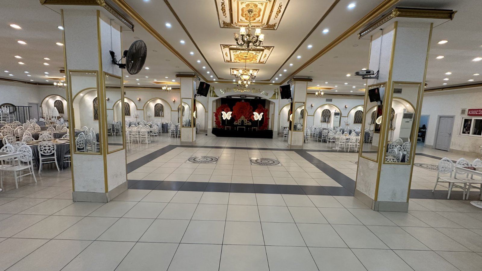 Sahneye doğru salon görünümü